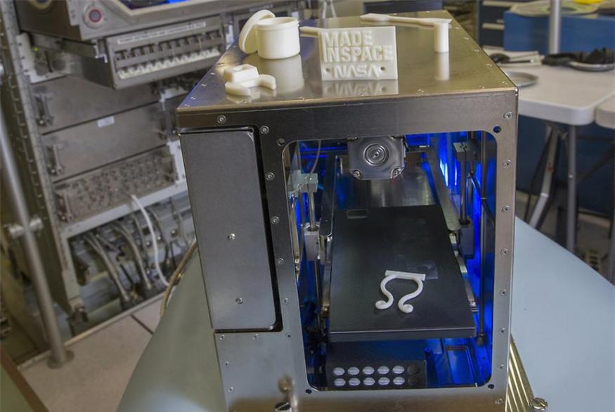在美国宇航局的马歇尔太空飞行中心，对国际空间站的3D打印机进行飞行认证和验收测试。