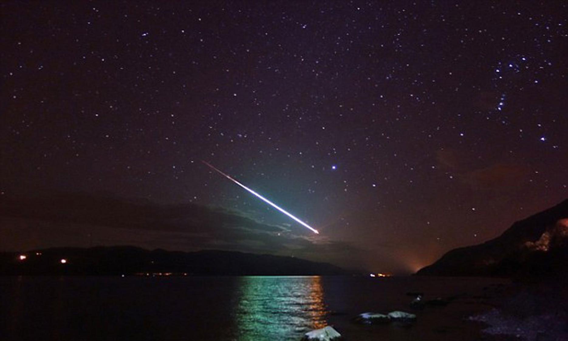 英国导游在尼斯湖附近散步时意外拍到壮观火流星