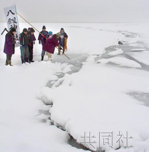 1月22日，日本长野县诹访湖确认出现了湖面冰块龟裂向上隆起的“神仙过海”自然奇观。