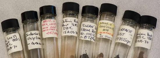 来自美国加州的档案保管员近日于美国劳伦斯-伯克利国家实验室的一间仓库内，发现了装有阿波罗11号采集到的月球尘埃的20个小瓶。