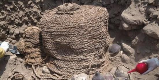 24日，秘鲁利马，考古人员在普卡纳古墓遗址发现了两具用植物纤维捆绑好的木乃伊。