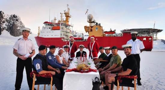 英国皇家海军破冰船“HMS Protector”号在南极洲庆祝圣诞节
