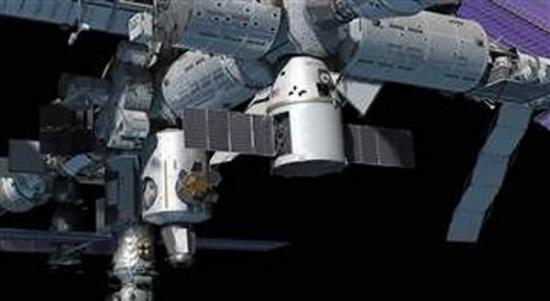 在这张艺术图中，描绘了太空探索公司(SpaceX)的“龙”飞船连接在国际空间站上的情景。与CST-100和追梦者一样，“龙”飞船也被设计成最多乘载七人