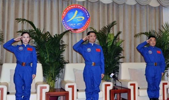 7月11日，神舟十号飞行乘组3名航天员聂海胜（中）、张晓光（右）、王亚平结束医学隔离，在北京航天城内中国航天员公寓亮相，状态良好，他们与媒体见面并回答提问。中新
