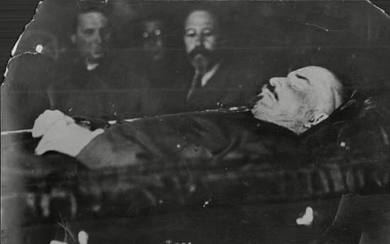 列宁于1924年去世，享年53岁。在斯大林的指示下，列宁的遗体被保存下来供人瞻仰。只有二战时期为了保护遗体，才暂停展览。