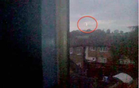 英国北安普顿11岁女孩拍摄到神秘火球在天空打圈