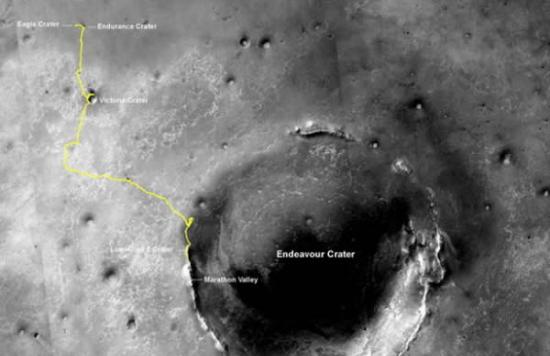 美国宇航局的机遇号火星车于2004年1月着陆火星。截止2014年7月27日，其行驶距离已经超过40公里。图中黄色线条就表示机遇号从其着陆地点出发后的行驶路径