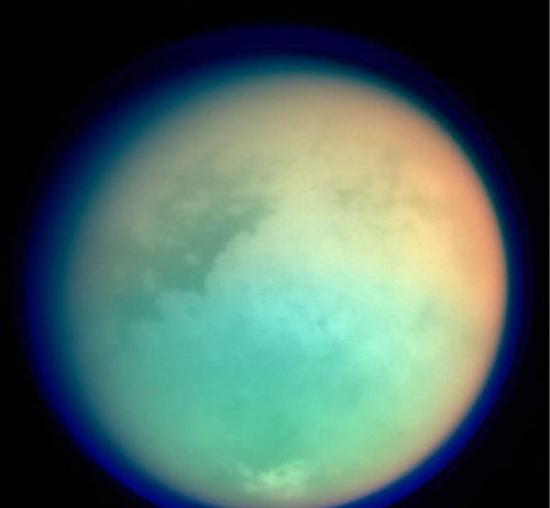 土卫六拥有一个全球性环流模式。在夏季半球，暖空气从地面涌出，进入平流层，然后慢慢来到处于冬季的极地地区。气团在这里下沉，冷却，从而使平流层甲烷云形成。