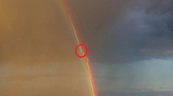 罕见一幕：客机飞过彩虹并被闪电击中