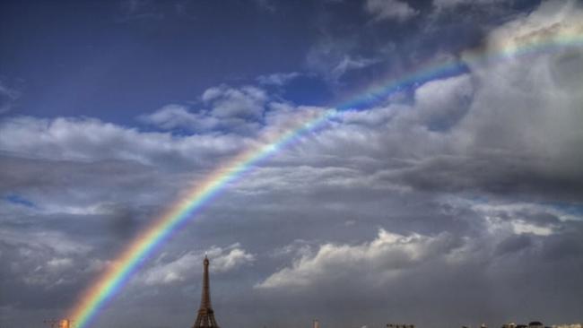 艾菲尔铁塔附近出现彩虹