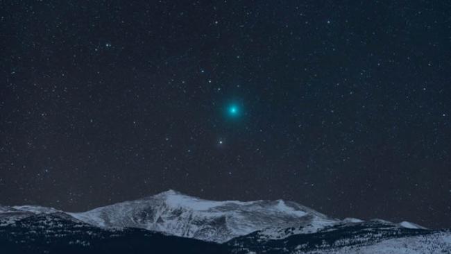美国摄影师Kevin Palmer 的作品Comet and Mountain© 照片: KEVIN PALMER/INSIGHT ASTRONOMY