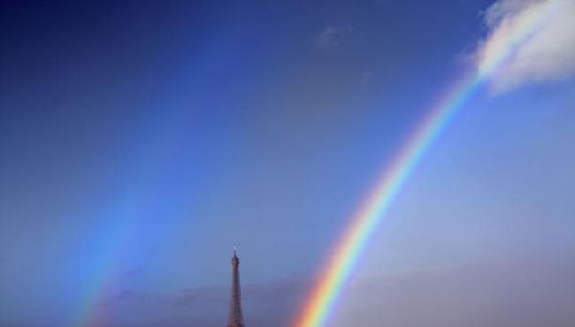 双彩虹照耀法国首都巴黎艾菲尔铁塔