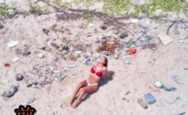 女网民在布满垃圾的沙滩上晒太阳时不能尽兴。