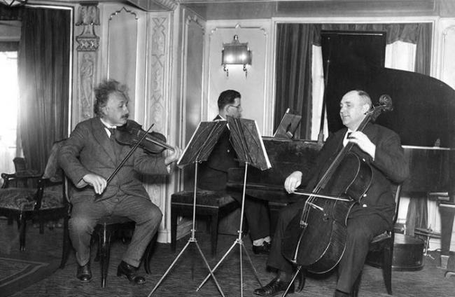 爱因斯坦有许多音乐家朋友，经常一起和人练习室内乐。 Photograph by ullstein bild via Getty Images