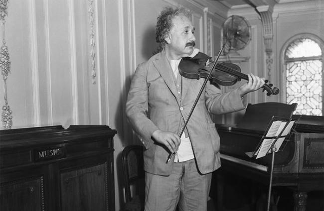 据说爱因斯坦有优美的琴艺，也特别喜爱莫札特的奏鸣曲。 Photograph by Bettmann Archive