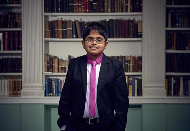 英国智商比爱因斯坦及霍金更高的男童Rahul Doshi轻松记下52张牌次序