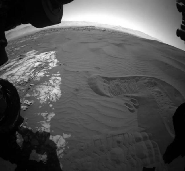 2016年1月20日，“好奇”号在夏普山西北沙丘附近拍摄了这张照片。（图片来源：NASA/JPL-Caltech）