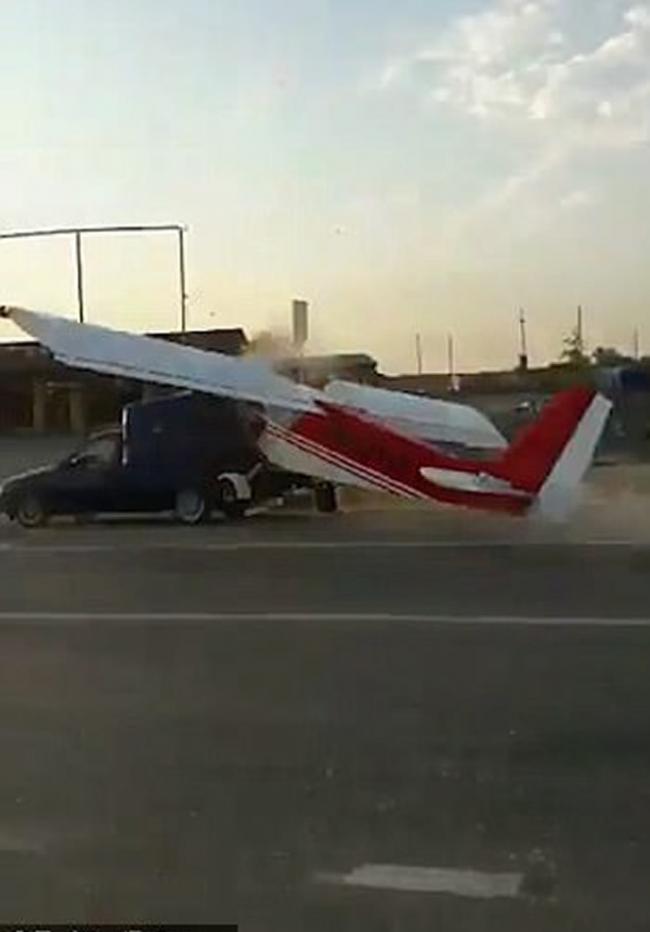 俄罗斯车臣小型飞机公路起飞撞路边汽车