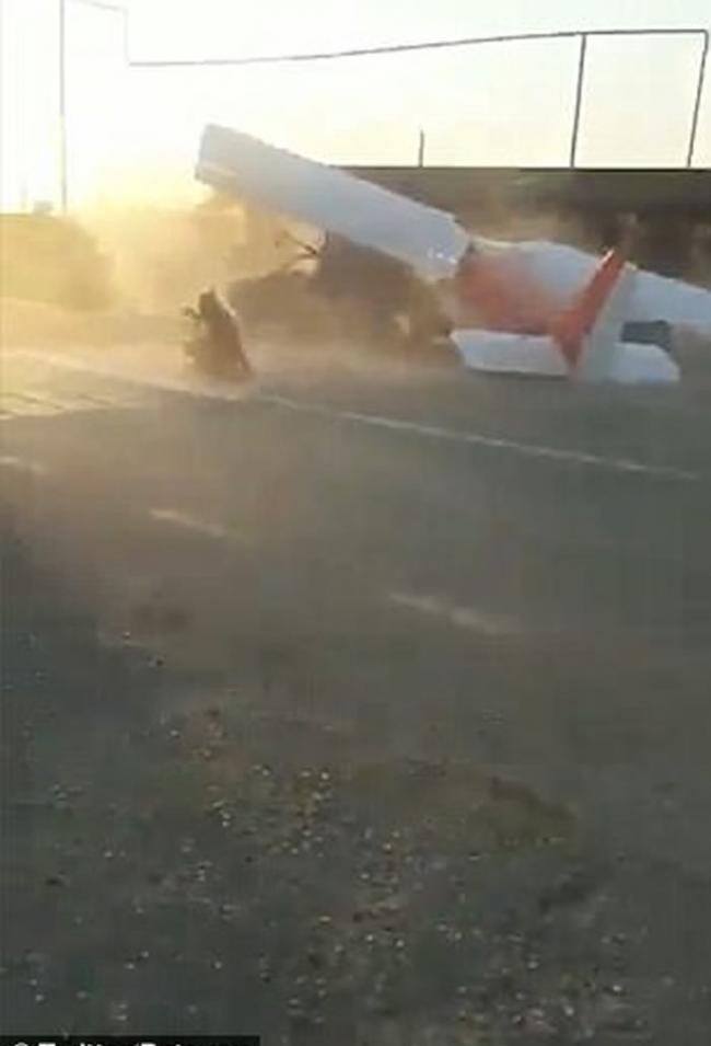 俄罗斯车臣小型飞机公路起飞撞路边汽车