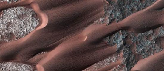 火星上的沙丘。在风力作用下，这些沙丘会发生移动