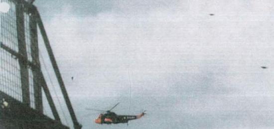 英国政府解密档案称，不明飞行物出现在直升机附近