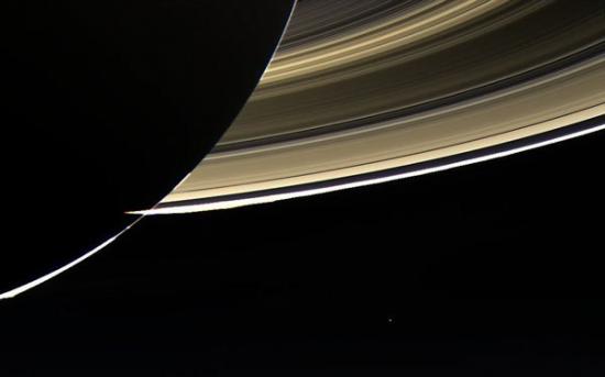 卡西尼探测器再一次让我们看到地球在深空中的身影