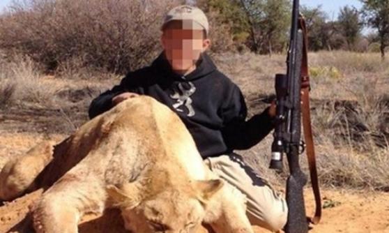 网上有流传儿童持枪与死狮合照的相片
