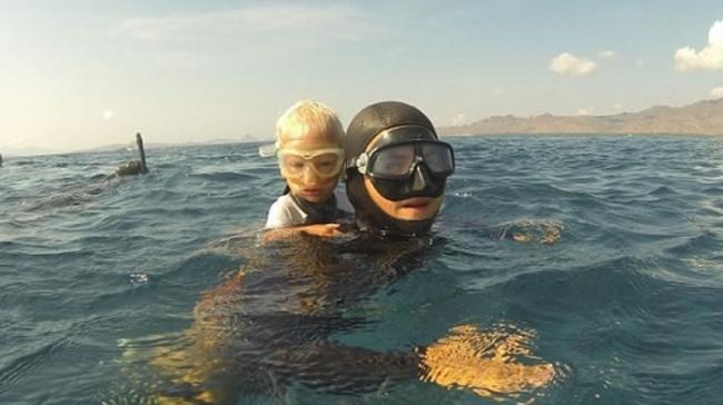 阿福纳谢夫自幼跟父母潜水。
