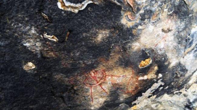 印度中部的恰蒂斯加尔邦存有一些古怪的洞穴壁画，画中描绘的对象与现代科幻电影中出现的外星人和UFO极其相似