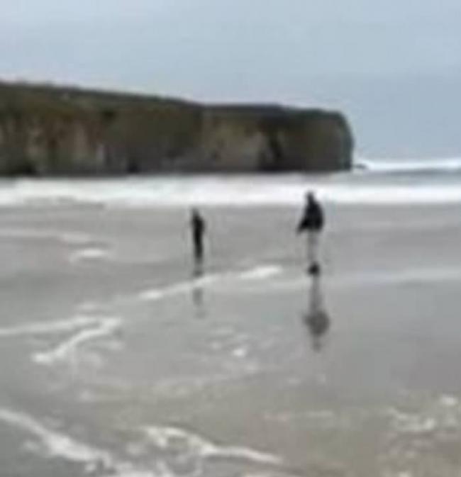 英国康沃尔郡沙滩怪浪 女孩险被卷走