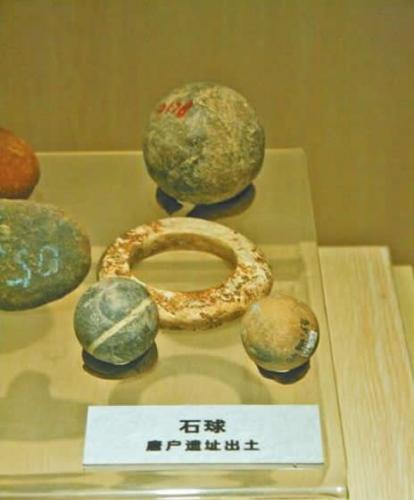新郑市唐户遗址发现的黄帝时代的石球，外表光滑，大小不一，学者推测应为足球的始祖。