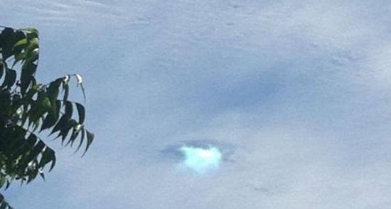 美国加州上空出现神秘“穿洞云”