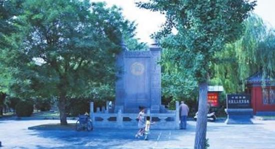 新郑市黄帝故里的蹴鞠碑，代表着古代足球找到了最早的源头。