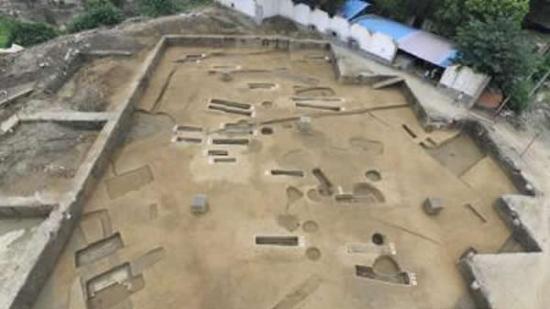青白江战国船棺墓群发掘现场