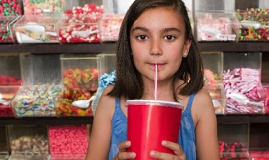 最新研究指摄取高糖饮料的女孩，可能会提早来经。