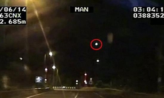 英国警方上周公开一段在德文郡拍摄得的火流星片段