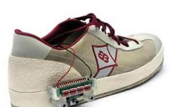 电影《回到未来》预言成真：德国发明自动绑鞋带球鞋