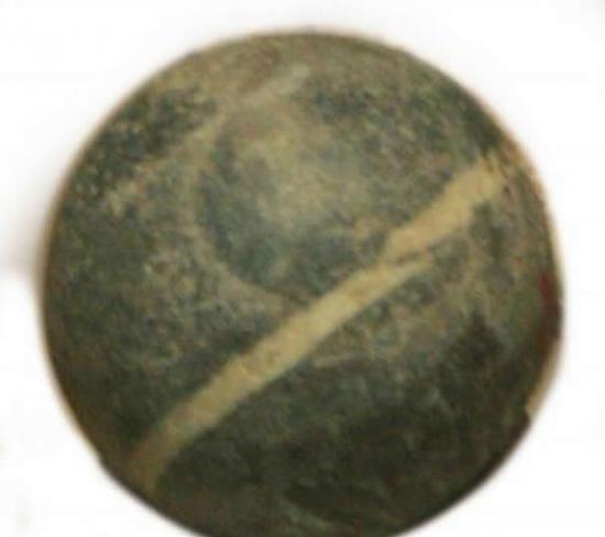 新郑市唐户遗址发现的黄帝时代的石球，外表光滑，大小不一，学者推测应为足球的始祖。