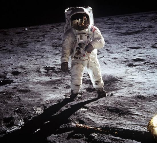 2014年是美国宇航员尼尔•阿姆斯特朗历史性“月球漫步”45周年