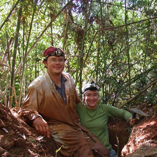 基尔伯格与研究伙伴惠特曼在观测蚁穴后休息。