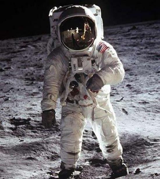 美国宇航局登月时使用的宇航服
