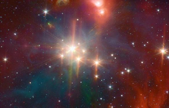 “卡玛尔戈438”和“卡玛尔戈439”是迄今为止发现的最为遥远的系内恒星团。这幅红外照片由美国宇航局的斯皮策望远镜拍摄，展示了距地球大约500光年的花冠星团。在