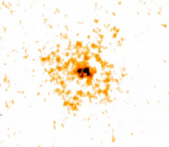NASA广域红外探测器捕捉到的尘埃辐射景象，中央的是卡玛尔戈438星团，一些恒星可能被尘云遮挡。天文学家一度认为此区域不可能形成恒星。这一区域为一个分子气体云，