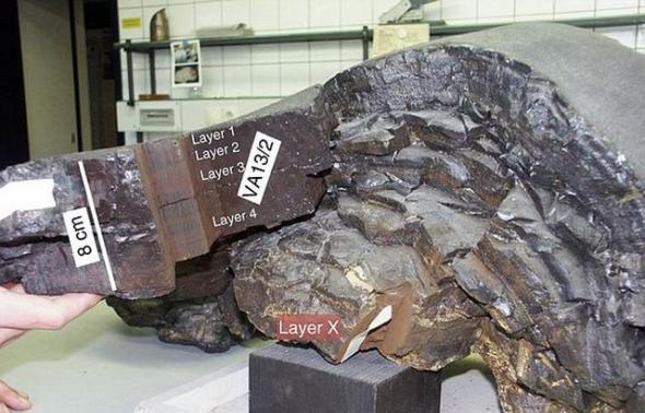 这是研究人员分析的地壳样本，代表了过去2500万年前的沉积物质。目前科学家从太平洋海底一处非常稳定的沉积层中采集的样本，分析结果揭晓了其中包含的外星尘埃物质的真