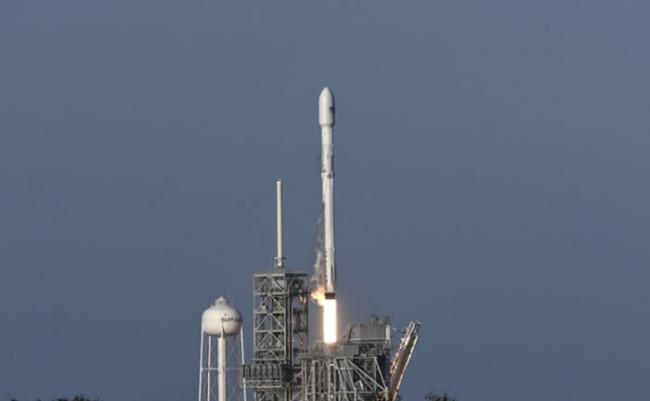 SpaceX成功发射重用的猎鹰9号火箭。