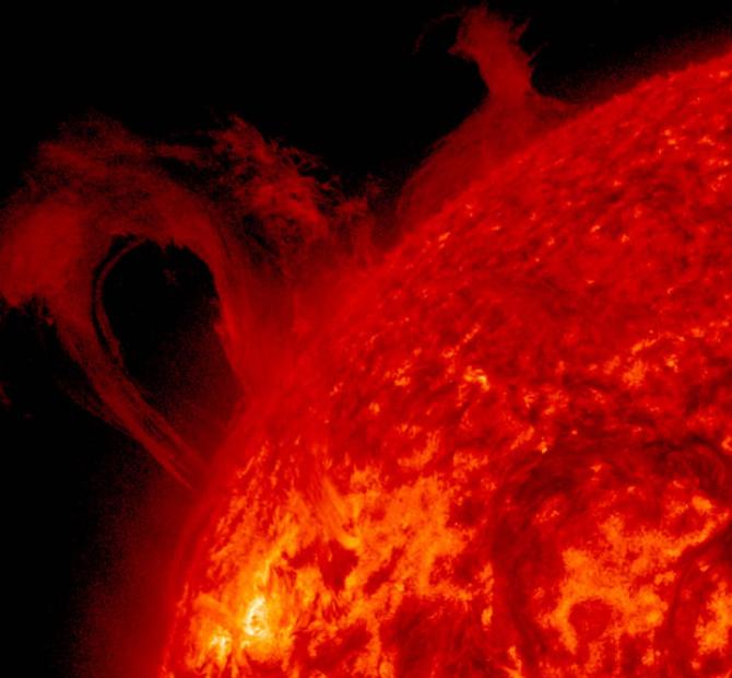 美国宇航局发布一张太阳图片：日珥如同曲线流畅的华丽拱门