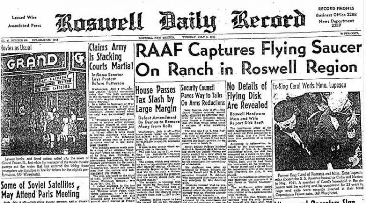 在罗斯维尔不明飞行物坠毁后，美军封锁了现场，并带走了碎片，一些早期的研究认为在罗斯维尔坠毁的是研究高空辐射的滑翔机，美军正在进行一次秘密实验。然而阴谋论者却不认