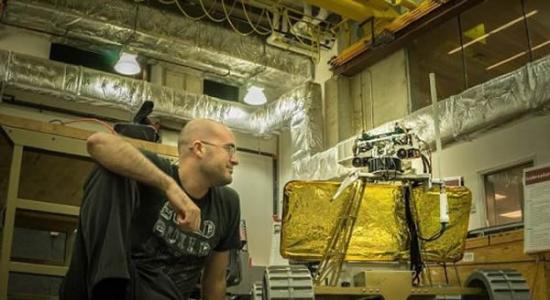 照片显示，安迪号漫游车演示组负责人同时又是工程师的沙菲尔和这个虚拟现实月球探测工具在一起。他们希望2016年将它送上月球。