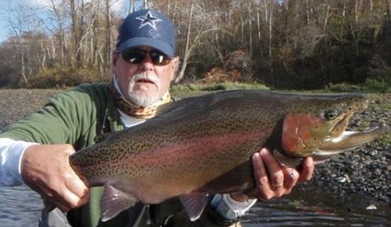 美国密苏里州的钓鱼爱好者捕获“巨无霸”虹鳟鱼
