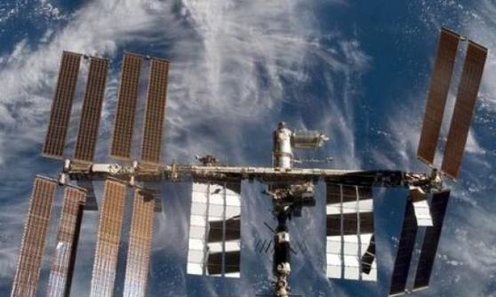 俄罗斯的太空垃圾，险些击中国际太空站。